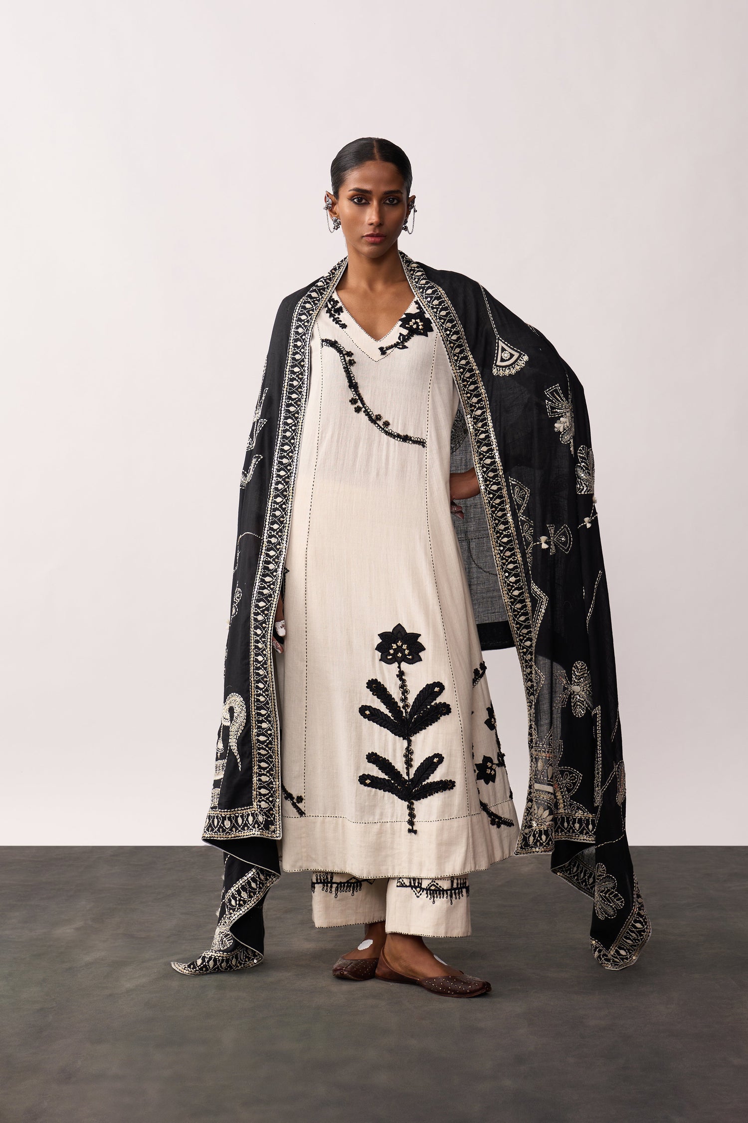 'Rani Laxmi' Black Hand-spun Embroidered Dupatta